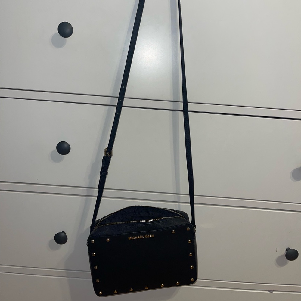 Black Michael kors crossbody purse. In great condition!